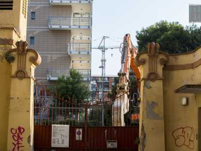 Della villa, che univa il razionalismo delle forme geometriche al decoro degli architravi floreali, rimangono ancora in piedi le due colonne giallognole che si affacciano su via Amendola